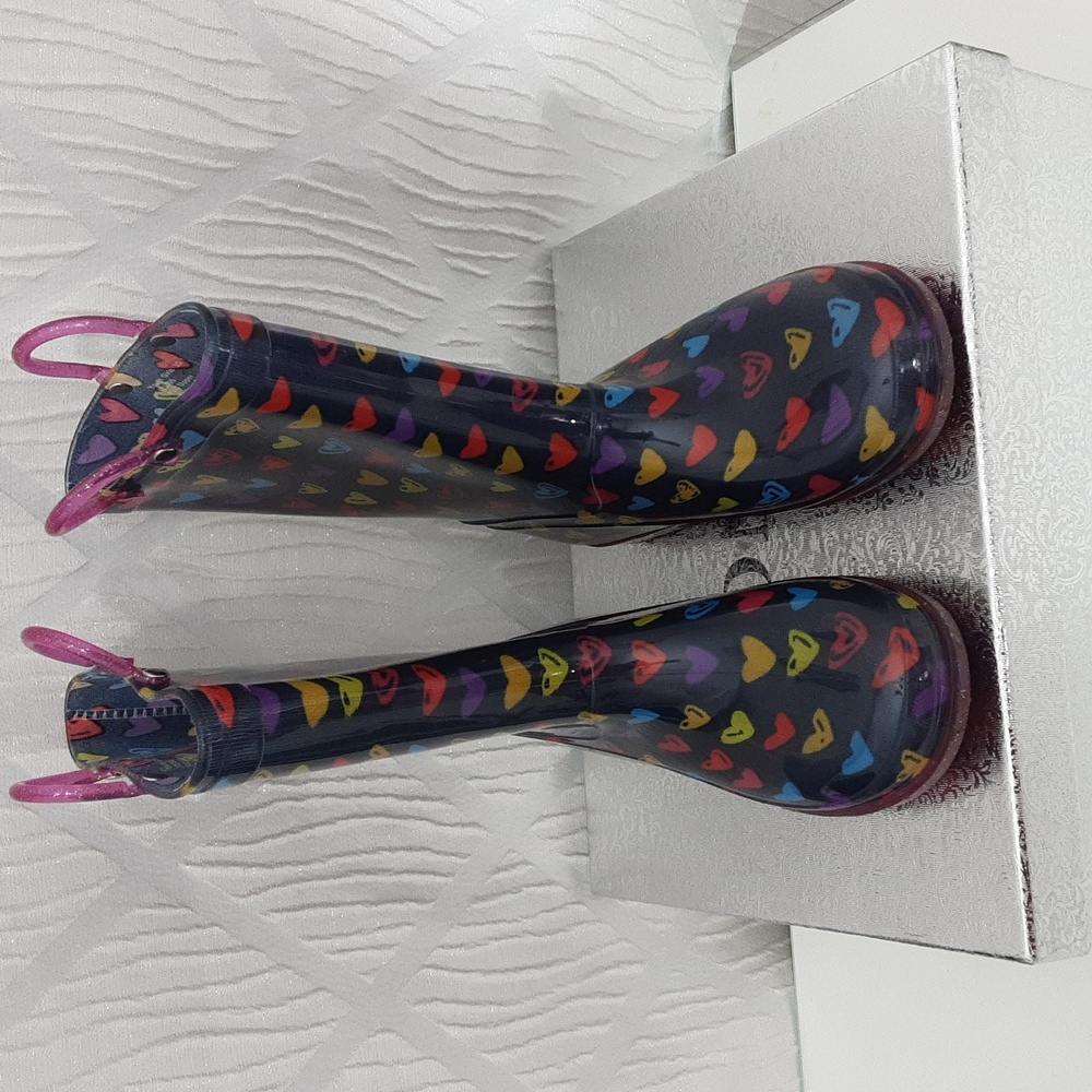 Magellan Outdoors Heart Pattern Rain Boots Size 3. - Picture 4 of 9